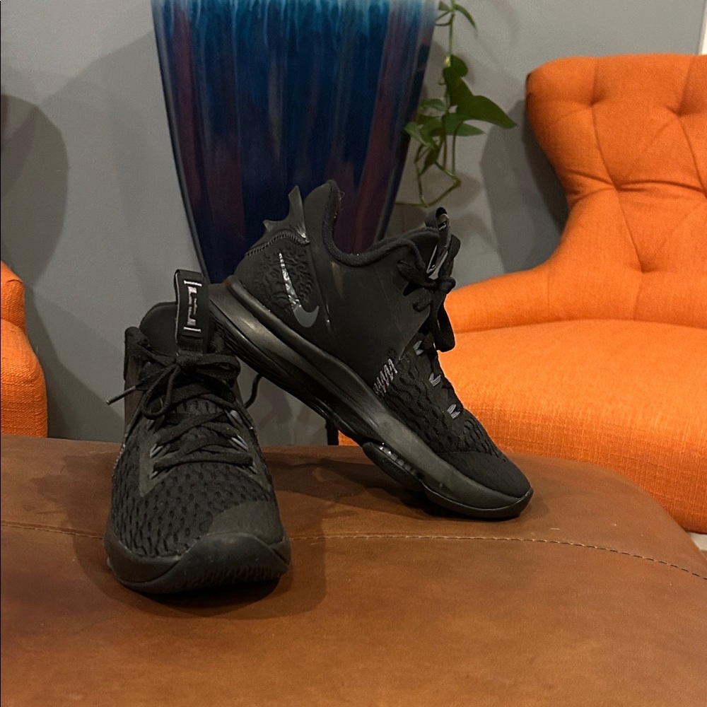Nike Men's All-Black Lightweight Running Sneakers
